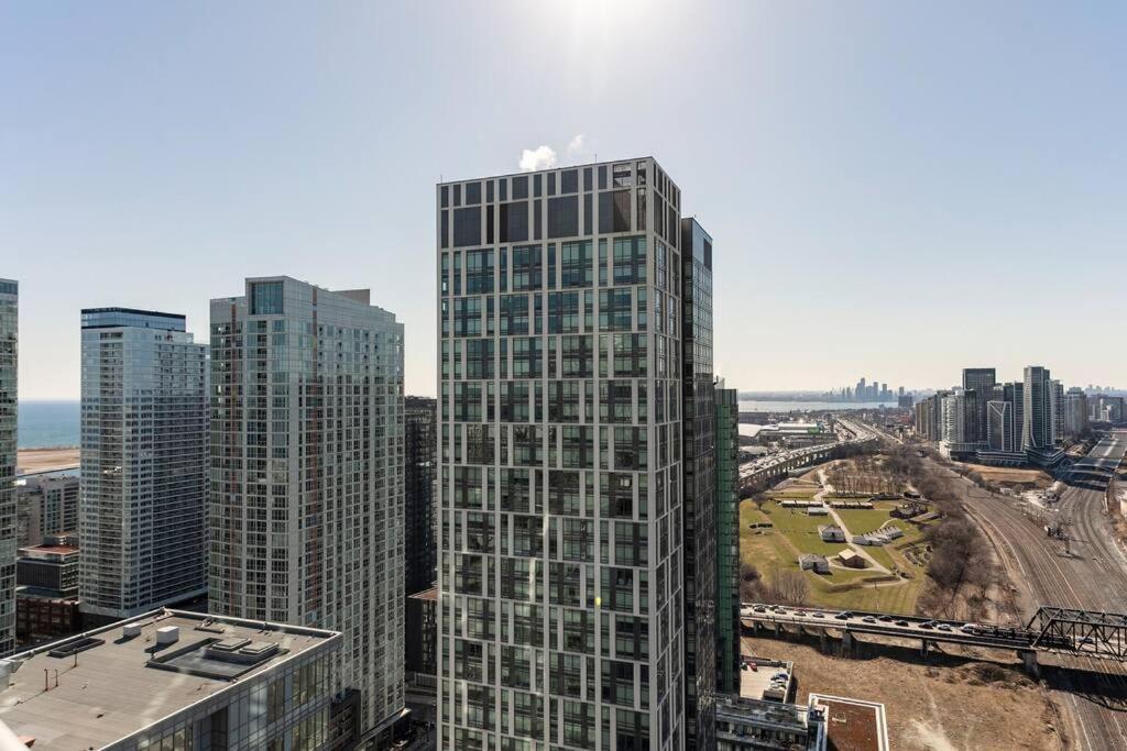 Luxury Downtown Lakeview & City View Condo โตรอนโต ภายนอก รูปภาพ
