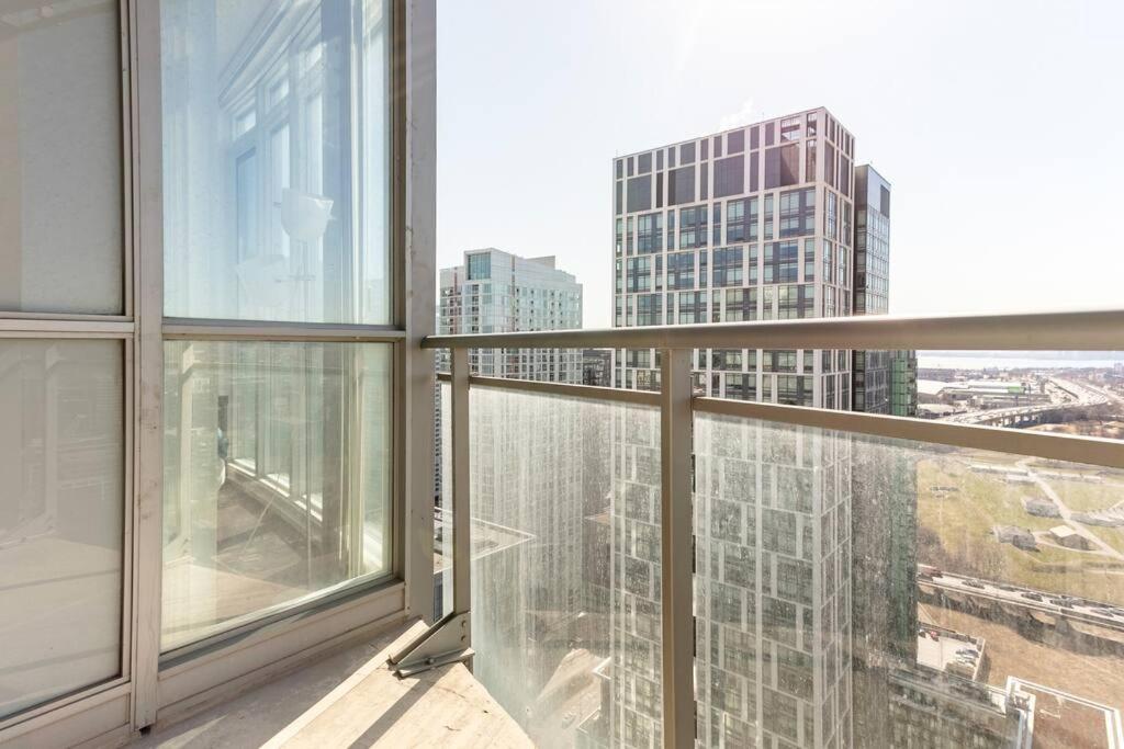 Luxury Downtown Lakeview & City View Condo โตรอนโต ภายนอก รูปภาพ