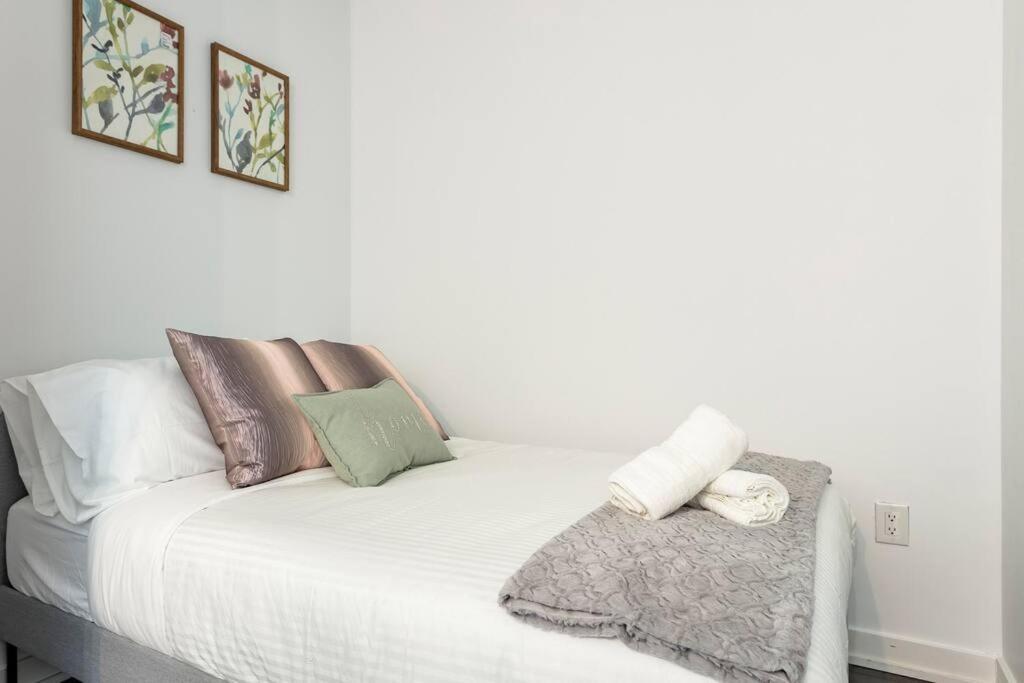 Luxury Downtown Lakeview & City View Condo โตรอนโต ภายนอก รูปภาพ